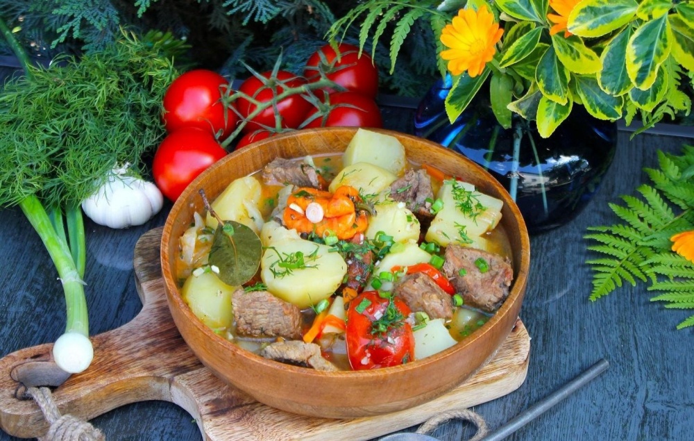 Мясо с овощами: как приготовить на костре