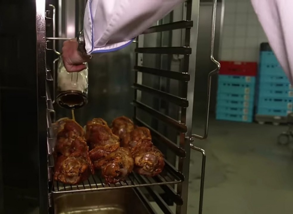 Свиная рулька на костре: как приготовить на мангале