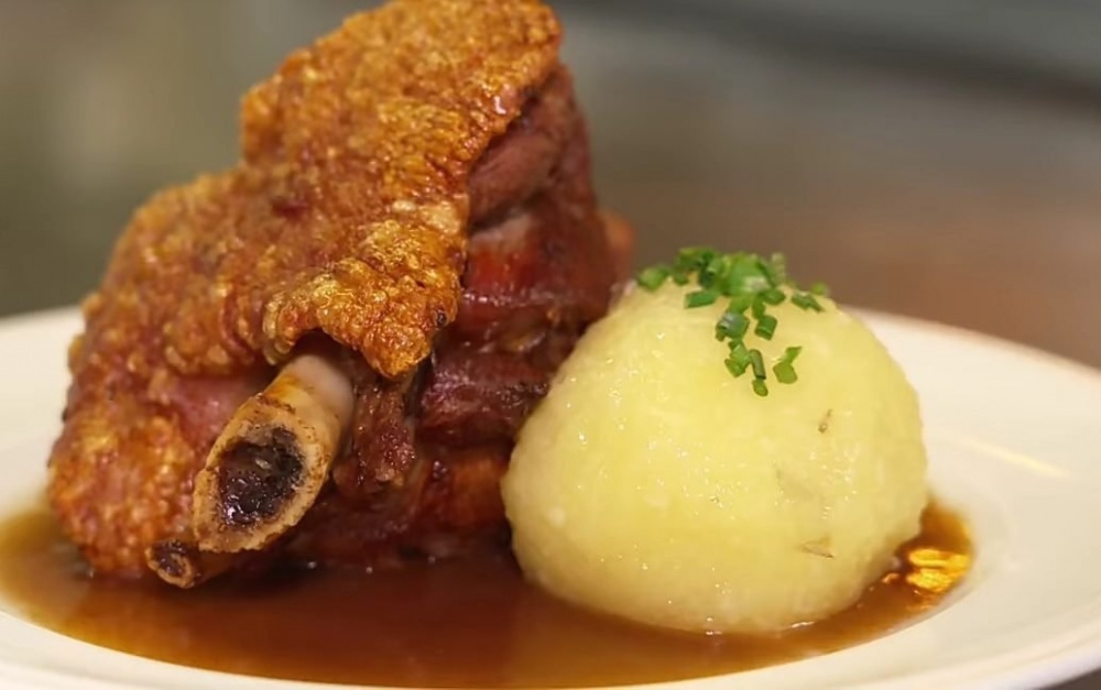 Свиная рулька на костре: как приготовить на мангале