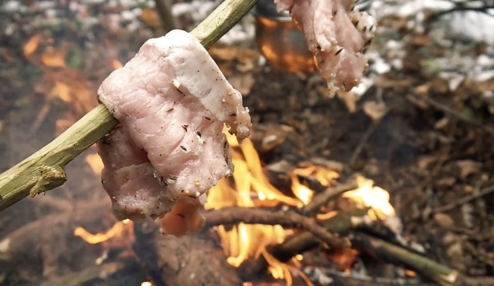 Свинина на костре: как приготовить в казане и на решетке