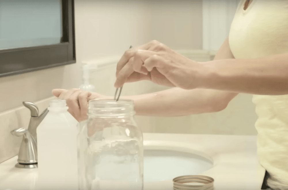 Как вытащить клеща у человека