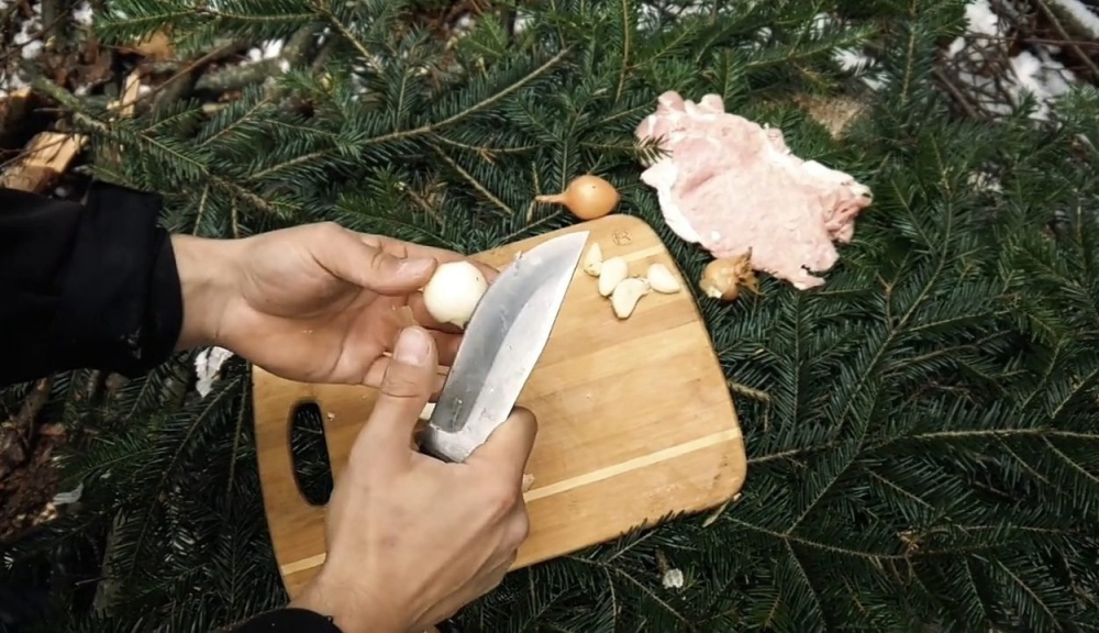 Свинина на костре: как приготовить в казане и на решетке