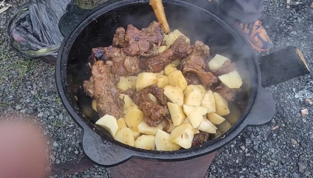 Ребра в казане на костре: как приготовить