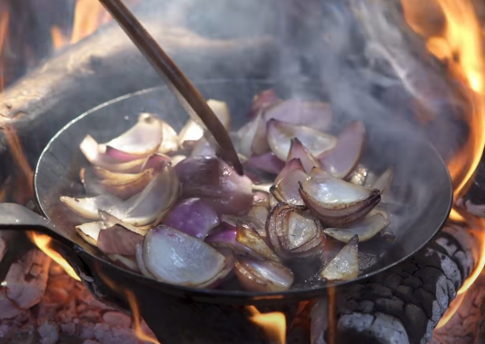 Курица на костре: как и сколько готовить