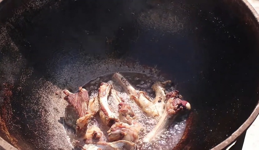 Как приготовить плов в казане на костре