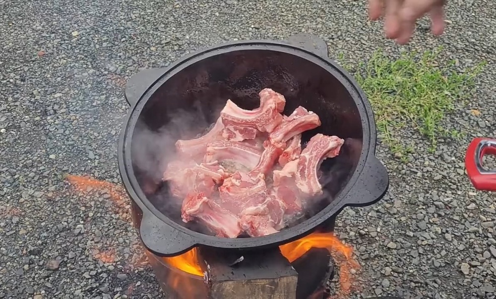 Ребра в казане на костре: как приготовить