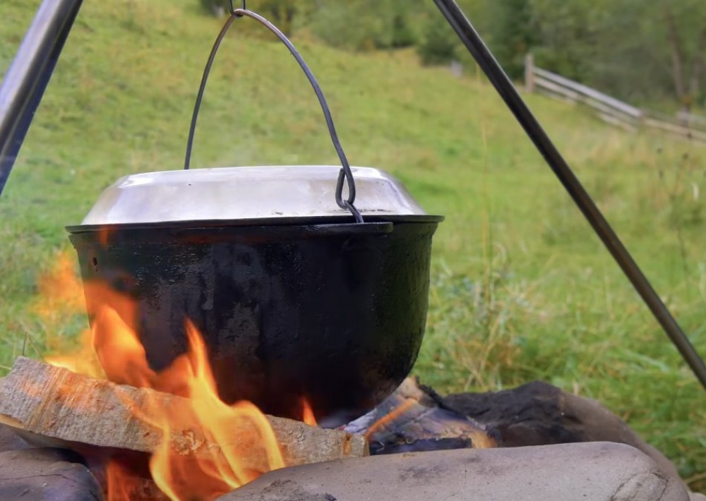 Мясо с картошкой на костре: как приготовить в казане