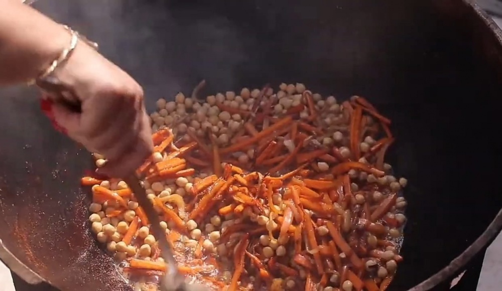 Как приготовить плов в казане на костре