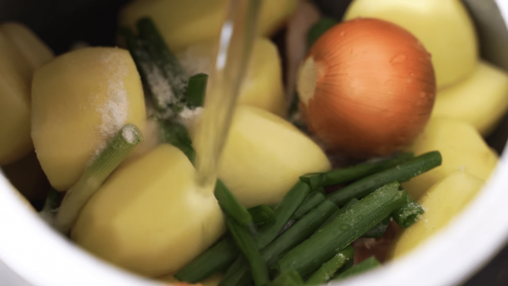 Мясо с овощами: как приготовить на костре