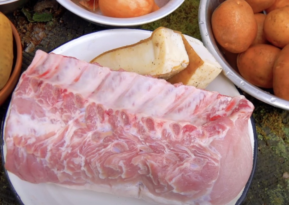 Мясо с картошкой на костре: как приготовить в казане