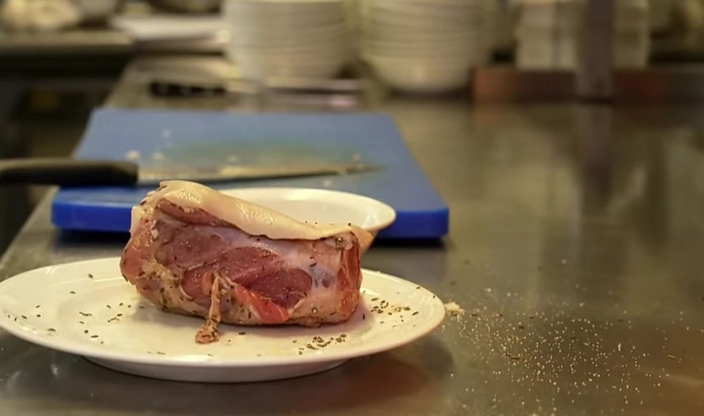 Свиная рулька на костре: как приготовить на мангале