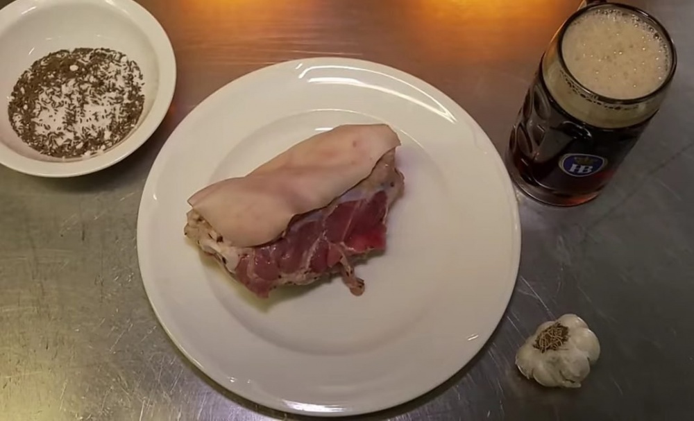 Свиная рулька на костре: как приготовить на мангале