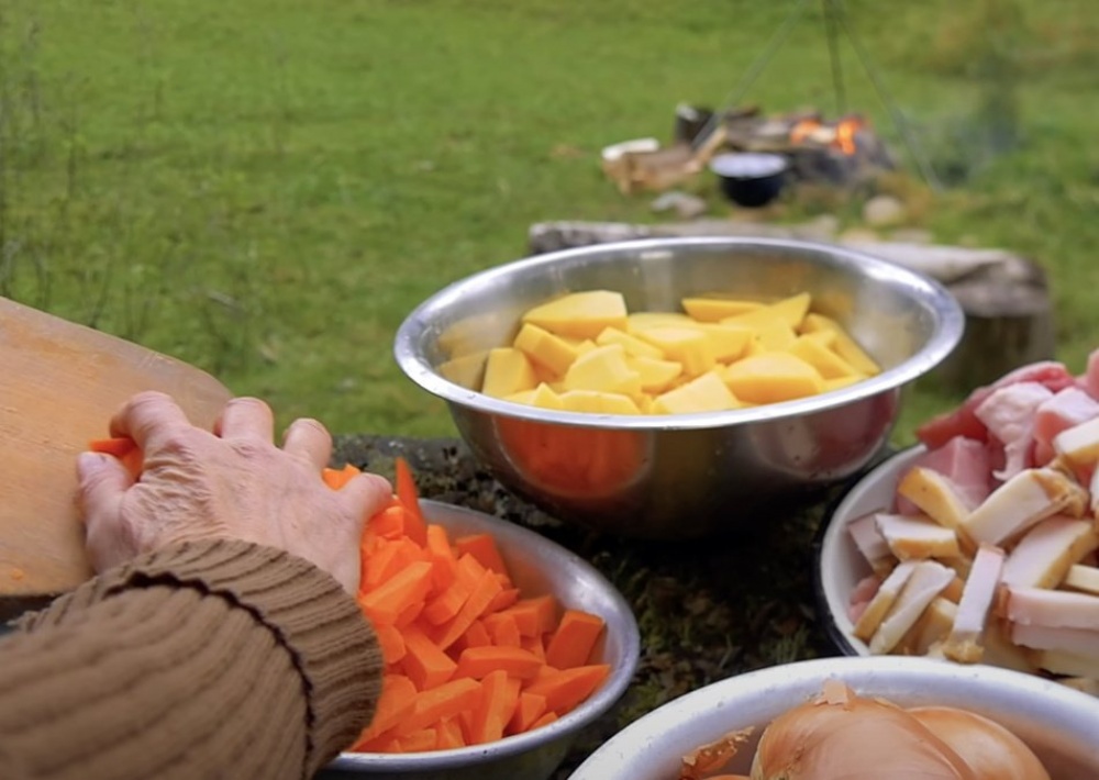Мясо с картошкой на костре: как приготовить в казане