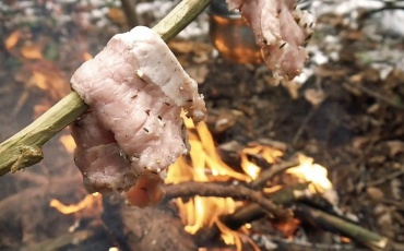 Рецепты приготовления свинины на костре: как вкусно сделать мясо с овощами на решетке или в казане. Сколько жарить и варить, ингредиенты и маринады.